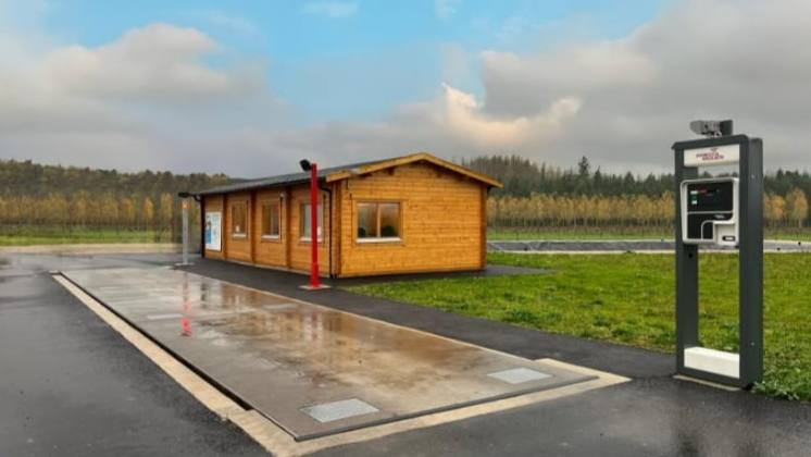 Surface-mounted weighbridge with operator cabin and unattended terminal