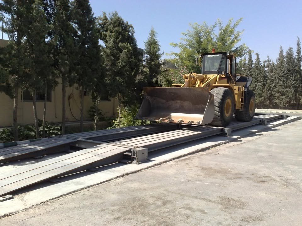 Wheel loader crossing a surface-mounted weighbridge